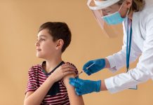 Un jeune garçon recevant le vaccin contre le papillomavirus.