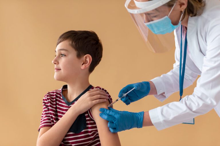 Un jeune garçon recevant le vaccin contre le papillomavirus.