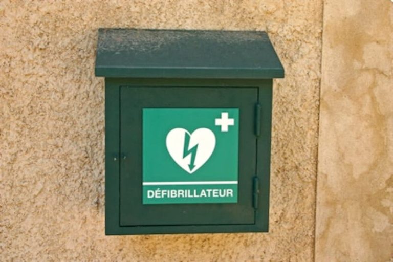 Défibrillateur disponible dans les lieux publics