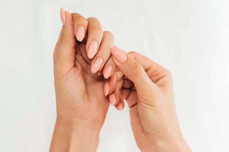 ongles pousse mains de femme manucurées