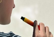 fille fumant une de ces puffs bientôt interdites dans le cadre du plan anti tabac du gouvernement