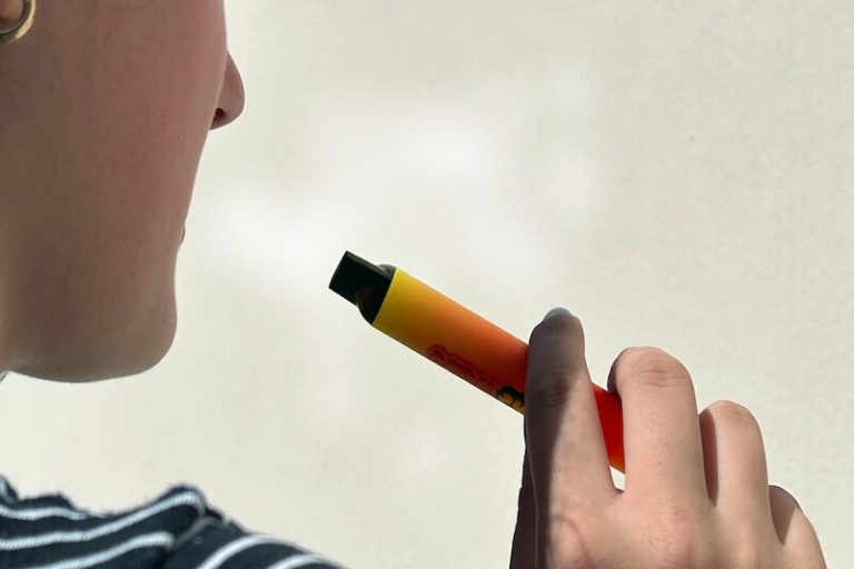 fille fumant une de ces puffs bientôt interdites dans le cadre du plan anti tabac du gouvernement