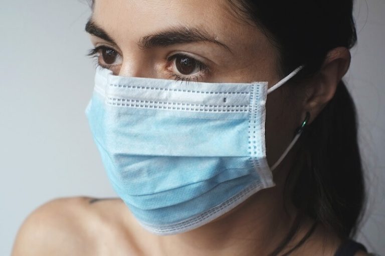 Une patiente dotée d'un masque pour limiter la circulation du virus du Covid-19.