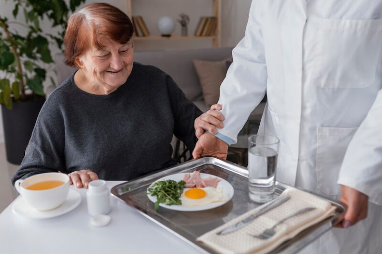 Une femme âgée confrontée à la problématique de l'alimentation en Ehpad.