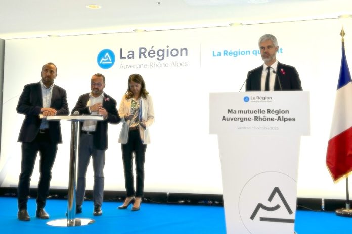 Laurent Wauquiez, président de la région AuRA, prend la parole pour présenter la prochaine mutuelle régionale de l'Auvergne-Rhône-Alpes.