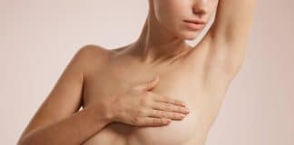 femme pratiquant une autopalpation afin de prÃ©venir du cancer du sein