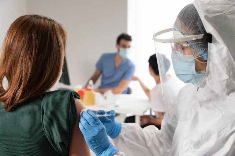 À cause de la hausse des cas positifs au Covid-19, la campagne de vaccination de l'automne 2023 a été avancée.