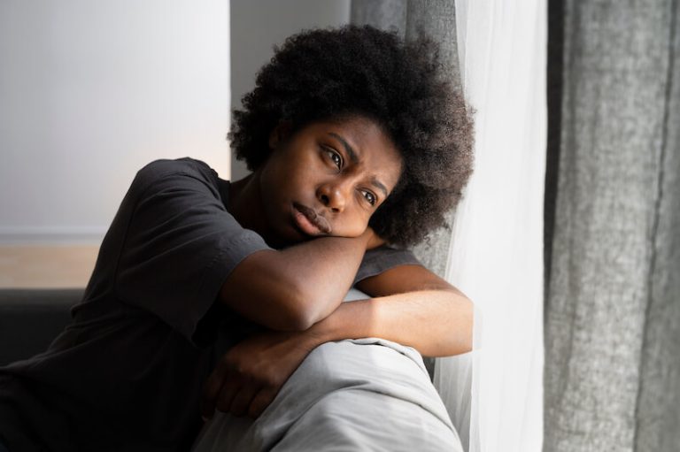 femme triste qui est hypersensible