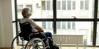 Homme atteint de la maladie de Charcot dans un fauteuil roulant