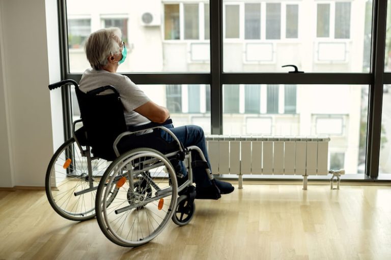 Homme atteint de la maladie de Charcot dans un fauteuil roulant