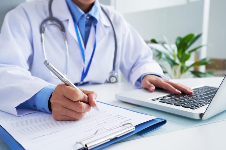 Médecin en consultation exerçant dans les déserts médicaux