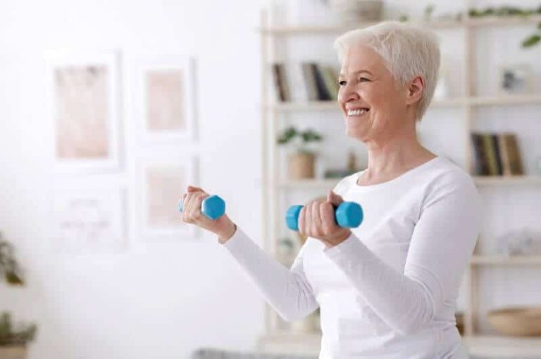 Une femme âgée soucieuse de bien vieillir en train de faire des exercices.