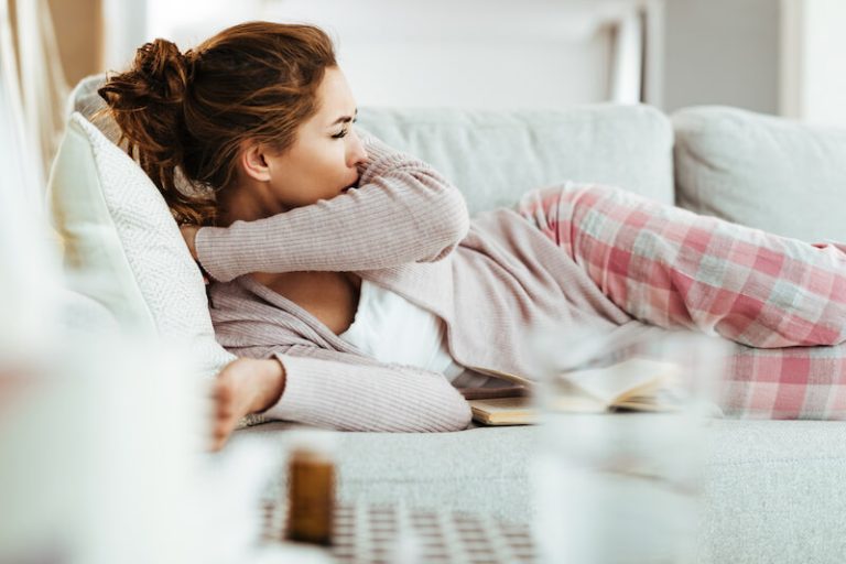 jeune femme souffrant d'asthme pendant son spm