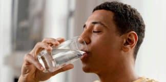 homme buvant un grand verre d'eau pour être en bonne santé