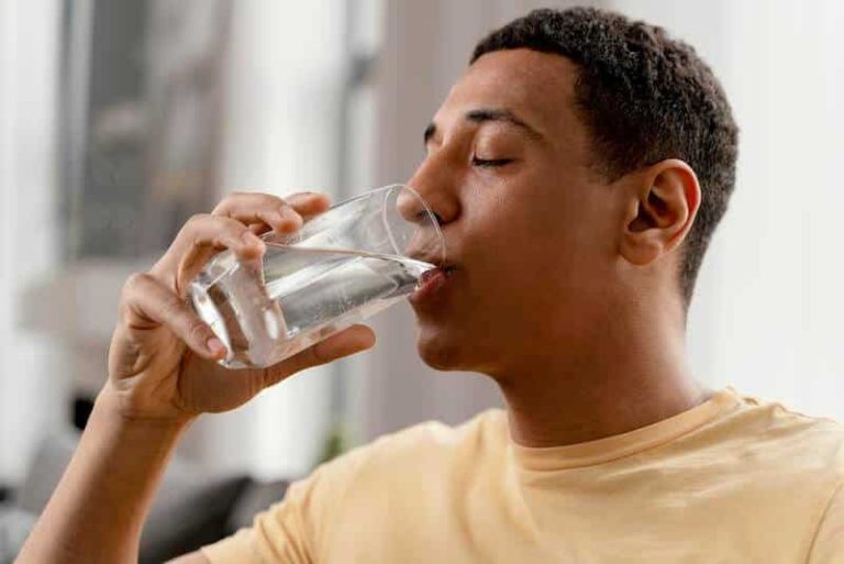 homme buvant un grand verre d'eau pour être en bonne santé