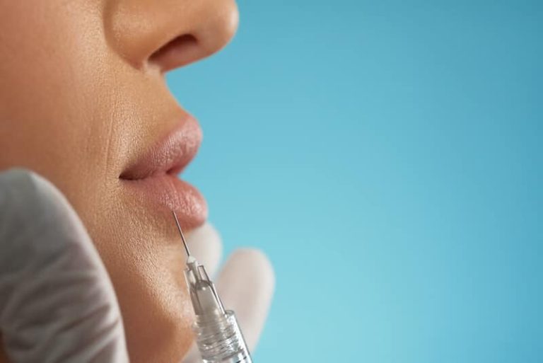 femme se faisant injecter de l'acide hyaluronique clandestinement.