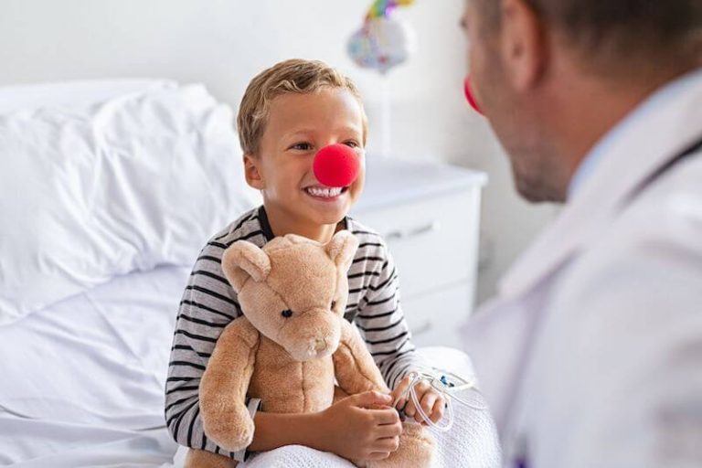 Un enfant hospitalisé qui garde des moments de bonheur, c'est l'objectif des clowns hospitaliers de l'association lyonnaise Docteur Clown.