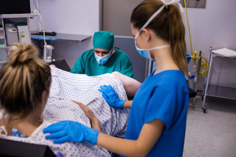 Pendant l'accouchement, l'épisiotomie peut être pratiquée.
