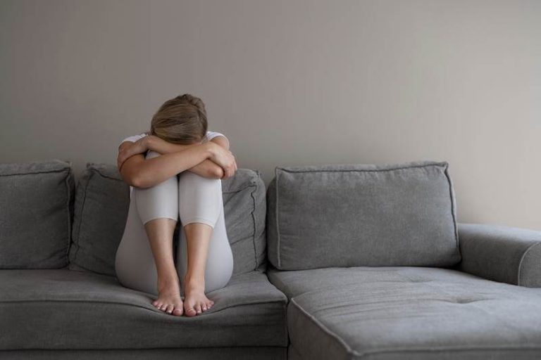 Femme qui ressent de la tristesse, symptôme d'un manque de sérotonine.