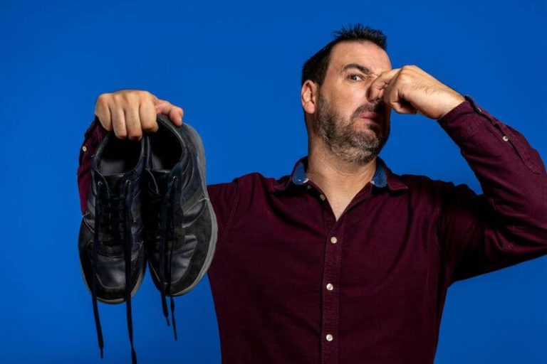 Les mauvaises odeurs de pieds peuvent être un vrai fardeau.
