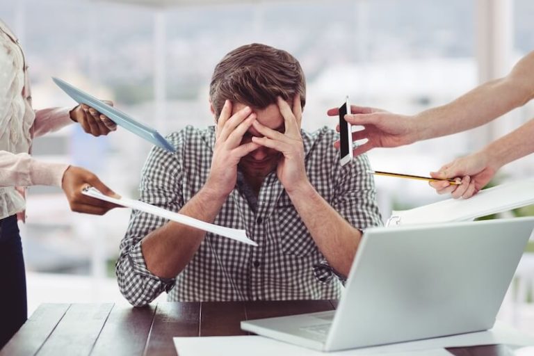 homme addict au travail