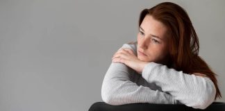 Une jeune femme souffrant de mal-être, symptomatique des problématiques de santé mentale qui explosent chez les jeunes.