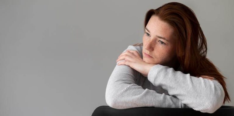 Une jeune femme souffrant de mal-être, symptomatique des problématiques de santé mentale qui explosent chez les jeunes.