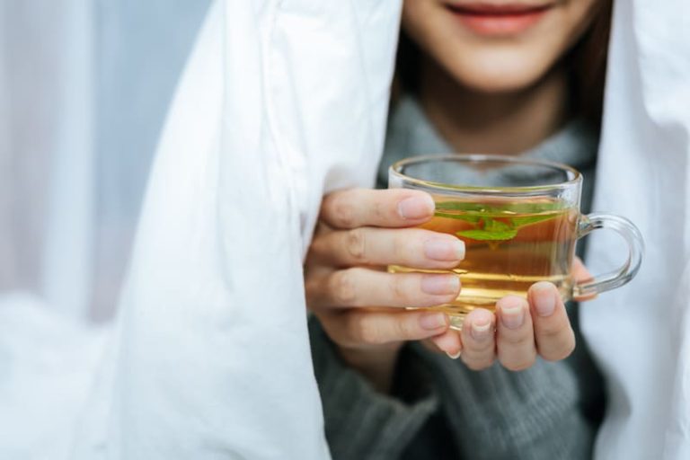 Boire une tisane aide à mieux dormir.