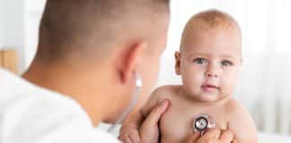 Un bébé chez le médecin en plein pic d'épidémie de bronchiolite.
