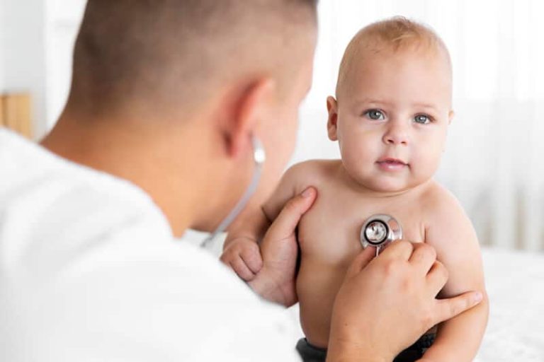 Un bébé chez le médecin en plein pic d'épidémie de bronchiolite.