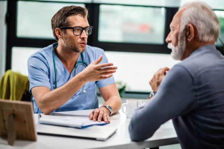 UN patient utilisant sa carte avance santé lors d'une consultation.
