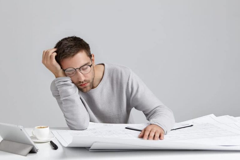 homme trop fatigué au travail