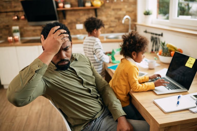 Un père débordé à la maison victime d'un burn-out familial.