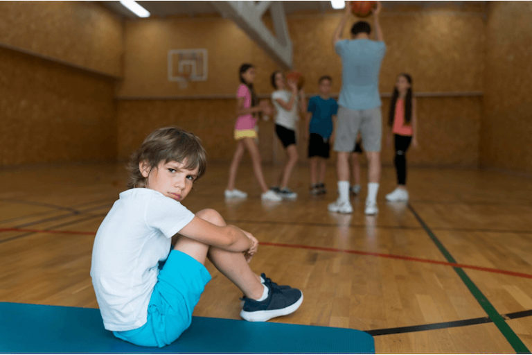 Un enfant souffrant d'une possible maladie du sport.