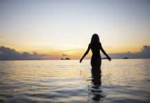 Bien-être : quels sont les bienfaits de l’eau salée ? Une femme profitant des bienfaits dans l'eau salé.