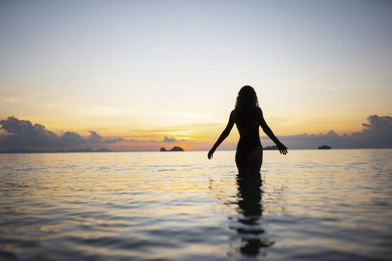 Une femme profitant des bienfaits dans l'eau salé.