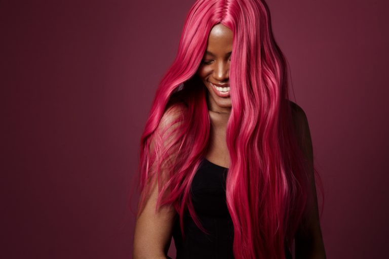 Cette jeune femme souhaite prendre soin de sa coloration capillaire.