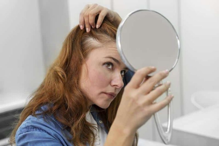 Cette femme cherche des solutions pour lutter contre les cheveux gras.