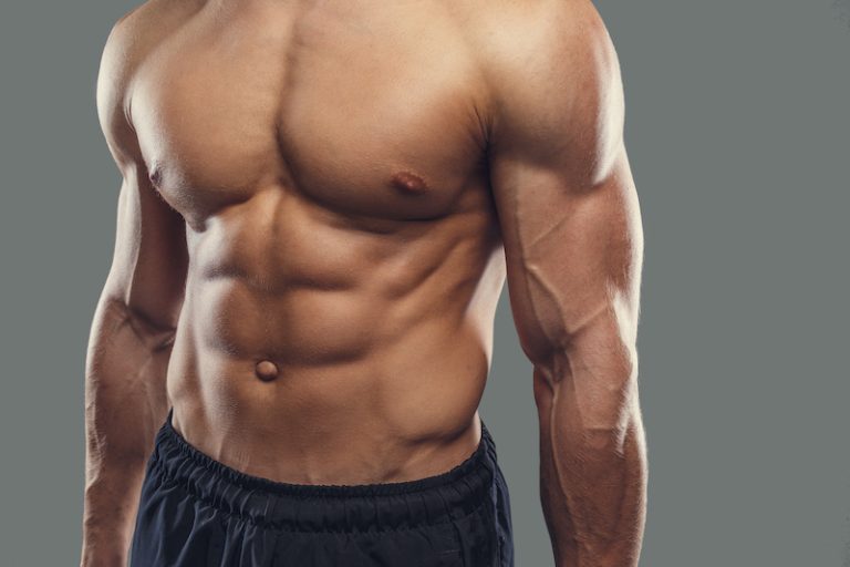 Cet homme travaille ces abdominaux chaque jour.