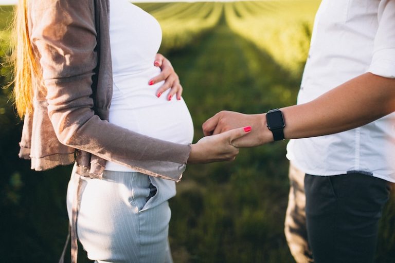 couple dans l'attente d'un enfant malgré la baisse de fertilité masculine
