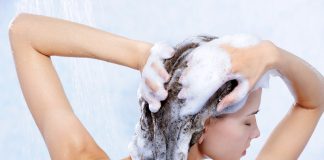 Cette jeune femme utilise un shampoing respectueux de ses cheveux.