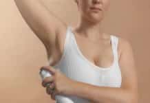 femme se mettant du déodorant pour éviter de trop transpirer