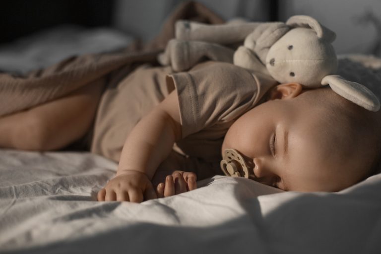 Ce bébé de dort paisiblement mois, signe d'un bon rythme de sommeil.