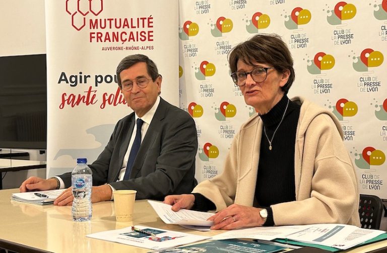 Yves Perrin, Yves Perrin, président de la Mutualité française Auvergne-Rhône-Alpes et Claire Peigné, présidente de l’Association des maires du Rhône, le 1er février 2024 à Lyon.