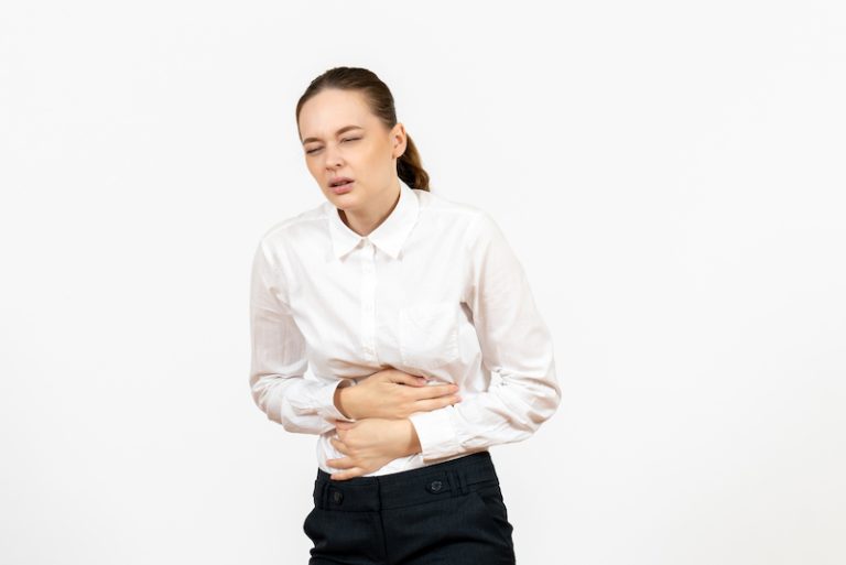 Cette femme a mal au ventre à cause de ses règles douloureuses.