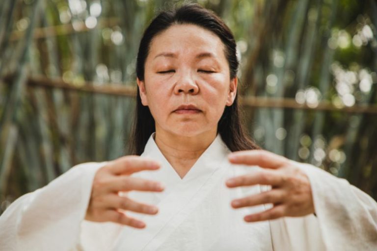 cette dame fait du tai chi et en expérimente tous les bienfaits.