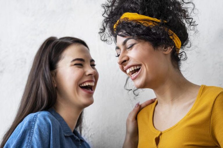 Ces femmes participent à une séance de yoga du rire.