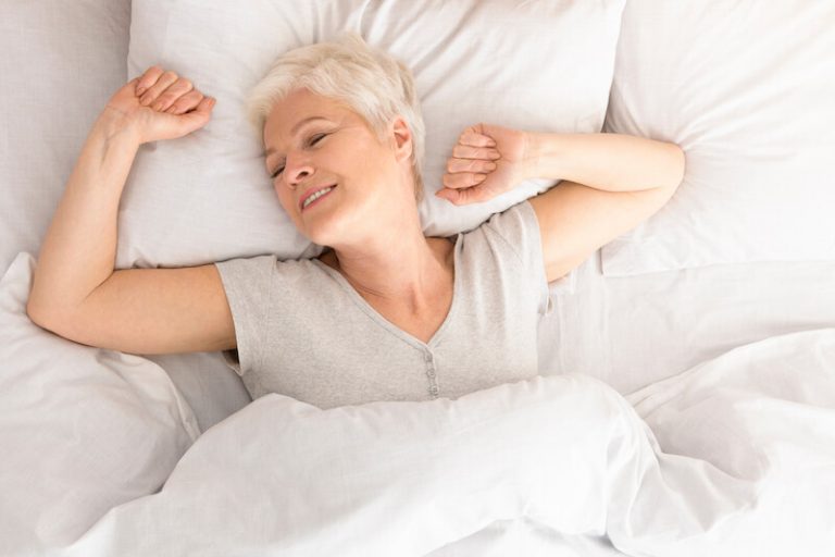 Une femme sortant d'une bonne nuit de sommeil.