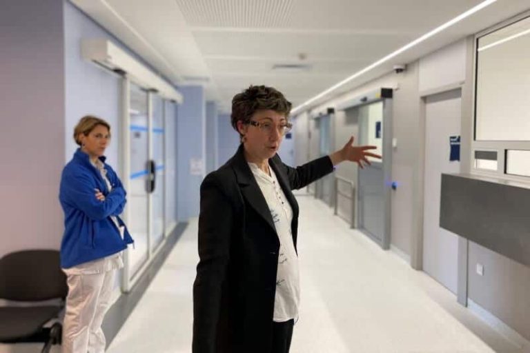Le Dr Véronique Potinet, cheffe du service d'accueil des urgences de l'Hôpital Lyon-Sud, devant son adjointe, le Dr Marion Douplat.