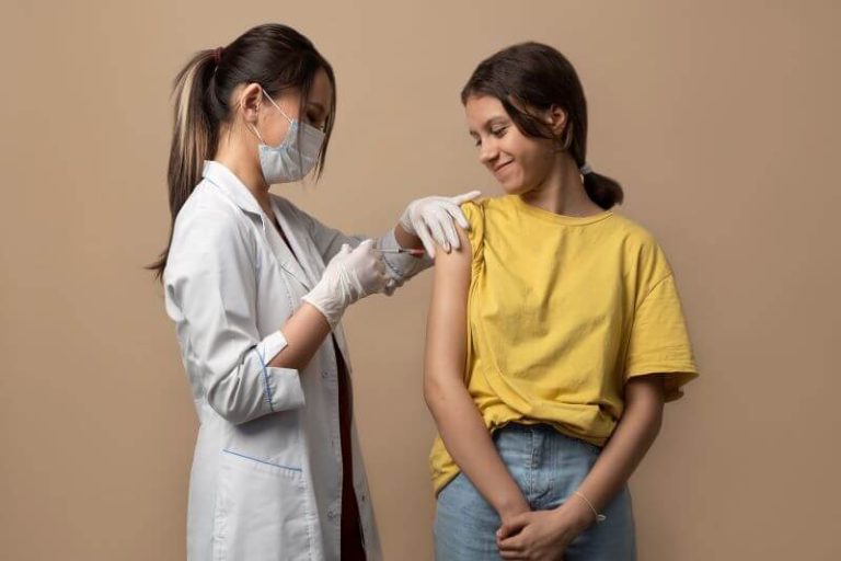 Une adolescente se fait vacciner contre les infections à papillomavirus humains.